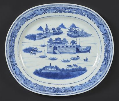 CHINE Plat ovale en porcelaine à décor en bleu sous couverte d'un paysage lacustre...