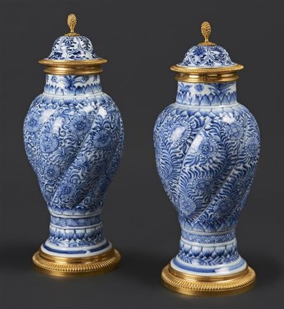 CHINE Paire de vases en porcelaine de forme balustre à côtes torses et deux couvercles,...