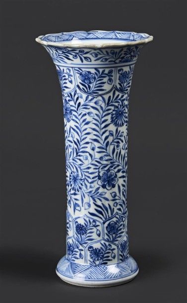 CHINE Vase de forme cornet en porcelaine à décor en bleu sous couverte de rinceaux...
