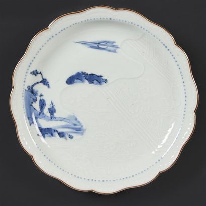 JAPON Plat rond à bord contourné en porcelaine d'Arita à décor en bleu sous couverte...
