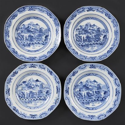 CHINE Suite de quatre assiettes en porcelaine de forme octogonale à décor en bleu...
