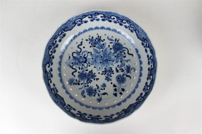 CHINE Egouttoir circulaire en porcelaine à décor en bleu sous couverte de fleurs...