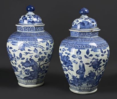 JAPON Paire de vases de forme balustre couverts à pans coupés en porcelaine à décor...