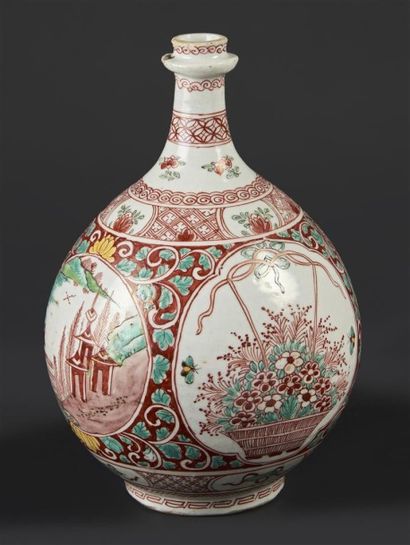JAPON et HOLLANDE Vase bouteille d'apothicairerie en porcelaine de forme ovoïde à...