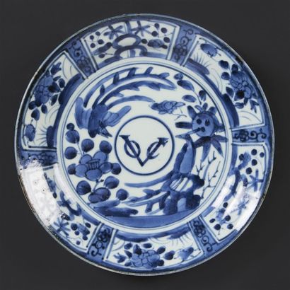 JAPON Coupe en porcelaine à décor en bleu sous couverte dans le style des porcelaines...