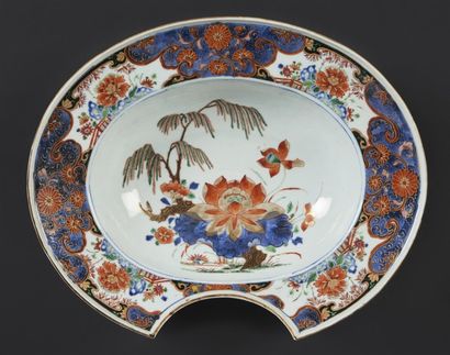 CHINE Plat à barbe ovale en porcelaine à décor bleu, rouge et or dit Imari de lotus...
