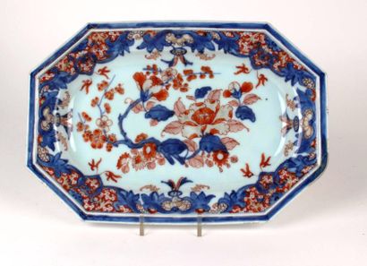 CHINE Petit plat rectangulaire à pans coupés en porcelaine à décor bleu, rouge et...