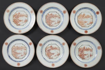 CHINE Suite de six assiettes en porcelaine à décor en rouge de fer au centre d'un...