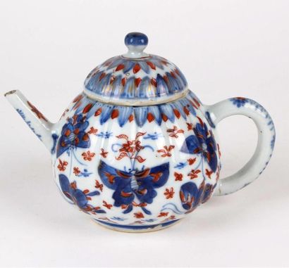 CHINE Théière couverte en porcelaine à paroi godronnée à décor bleu, rouge et or...