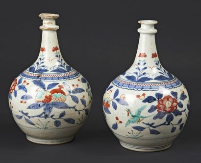 JAPON Paire de vases bouteille d'apothicairerie à décor polychrome Kakiemon d'oiseaux...