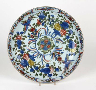 CHINE Coupe ronde en porcelaine à décor bleu, jaune, vert et rouge de fleurs et phoenix...