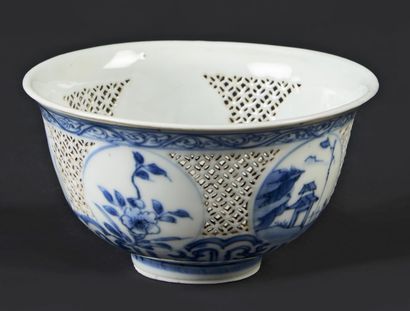 CHINE Deux bols en porcelaine à paroi ajourée, l'un à décor en bleu sous couverte...