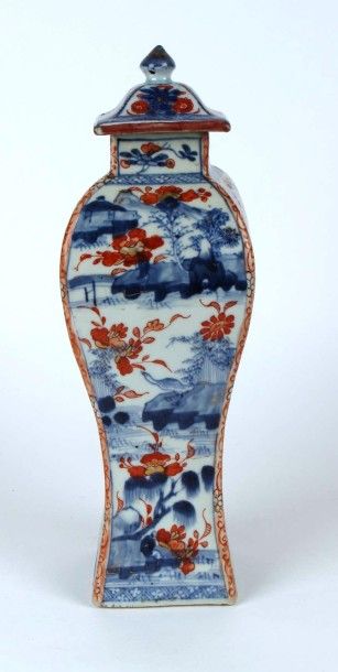 CHINE Vase couvert en porcelaine de forme balustre quadrangulaire à décor en bleu...