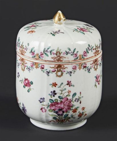 CHINE Pot à sucre couvert en porcelaine de forme cylindrique à paroi côtelée à décor...