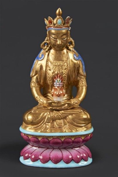 CHINE Statuette en porcelaine représentant Bouddha
Amitayus à fond or assis en posture...