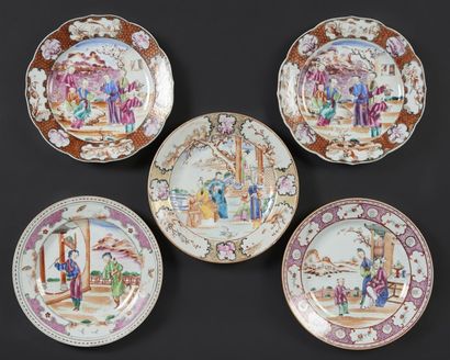 CHINE Cinq assiettes en porcelaine dont deux à bord contourné à décor polychrome,...