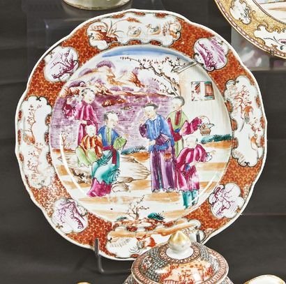 CHINE Cinq assiettes en porcelaine dont deux à bord contourné à décor polychrome,...