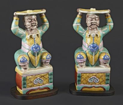 CHINE Paire de statuettes en porcelaine formant porte-baguette représentant des serviteurs...