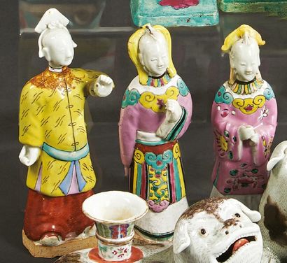 CHINE Six statuettes en biscuit et émaux de la famille rose représentant des Immortels.
XIXe...