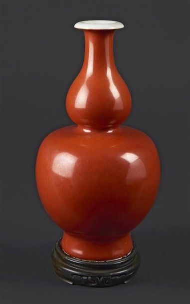 CHINE Vase de forme balustre à double renflement en porcelaine à fond corail.
XIXe...