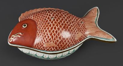 CHINE Terrine couverte et sa doublure en porcelaine en forme de poisson à fond corail,...