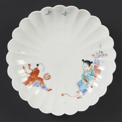 JAPON Petite coupe lobée en porcelaine d'Arita à décor polychrome Kakiemon de deux...