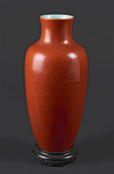 CHINE Vase oblong en porcelaine à fond corail, l'intérieur et la base à fond turquoise....