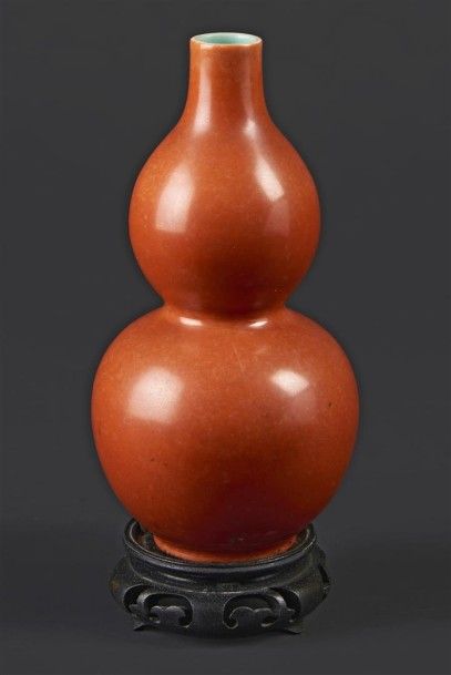 CHINE Vase de forme balustre à double renflement en porcelaine à fond corail, l'intérieur...