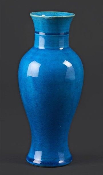 CHINE Vase de forme balustre en porcelaine émaillée bleu turquoise. XIXe siècle....