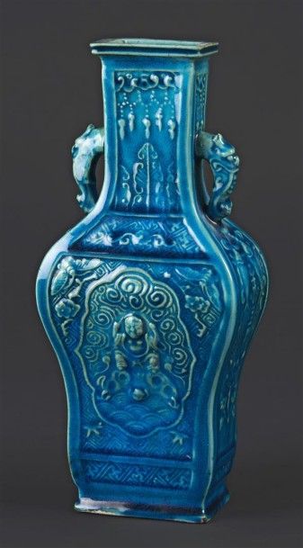 CHINE Vase de forme balustre quadrangulaire en biscuit émaillé bleu turquoise à décor...