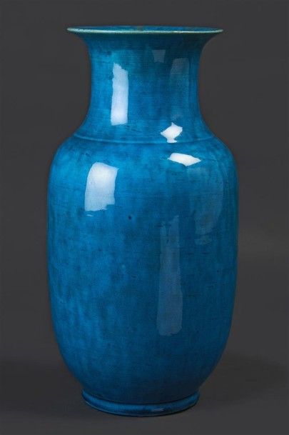 CHINE Vase de forme balustre en porcelaine émaillée bleu turquoise.
XIXe siècle....