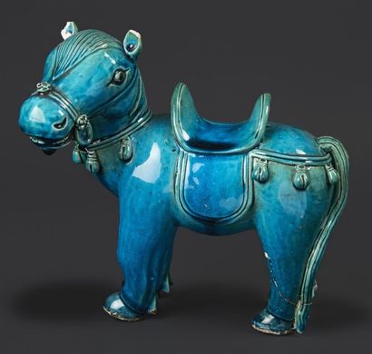 CHINE Statuette de cheval en biscuit émaillé bleu turquoise. XIXe siècle.
H.: 23...
