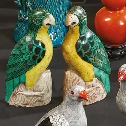 CHINE Quatre statuettes de perruches en porcelaine perchées sur un rocher, décor...