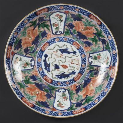CHINE Grande coupe circulaire en porcelaine à décor bleu, rouge, vert et or dit Imari...