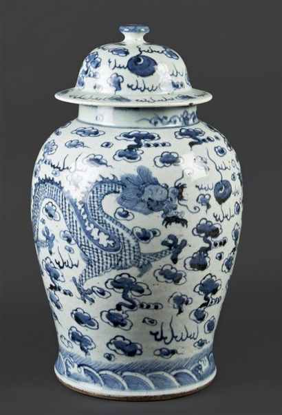 CHINE Potiche couverte en porcelaine à décor en bleu sous couverte de dragons parmi...