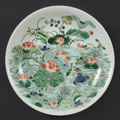 CHINE Grande coupe circulaire en porcelaine à décor polychrome, des émaux de la famille...