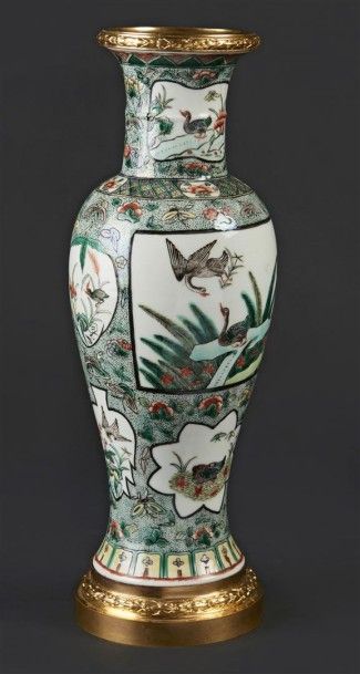 CHINE Vase balustre en porcelaine à décor polychrome, des émaux de la famille verte,...