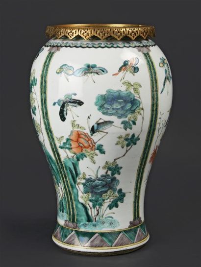 CHINE Vase de forme balustre en porcelaine à décor polychrome, des émaux de la famille...