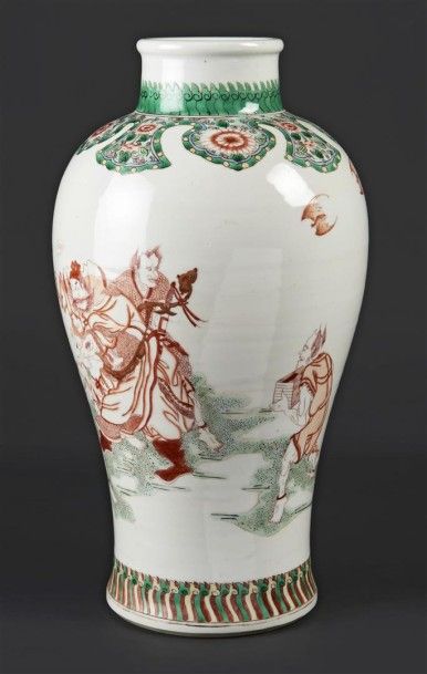 CHINE Vase de forme balustre en porcelaine à décor polychrome, des émaux de la famille...