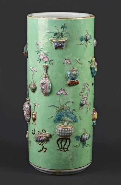 CHINE Vase cylindrique en porcelaine à décor en relief et en émaux de la famille...