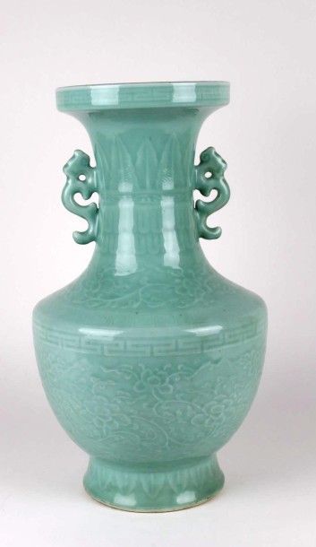 CHINE Vase en porcelaine à fond céladon de forme balustre à décor en relief de pivoines,...