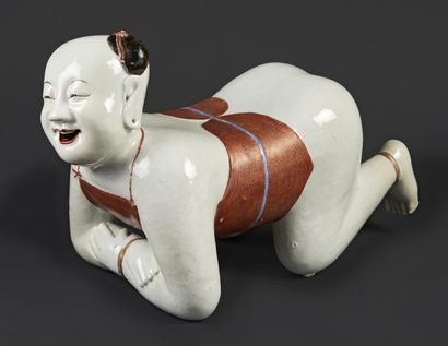 CHINE Oreiller en porcelaine en forme de chinois à genoux appuyé sur les coudes,...