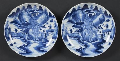 CHINE Deux coupes rondes à bord contourné en porcelaine à décor en bleu sous couverte...