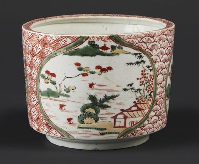 JAPON Jarre cylindrique en porcelaine à décor vert, jaune et rouge de paysages lacustres...