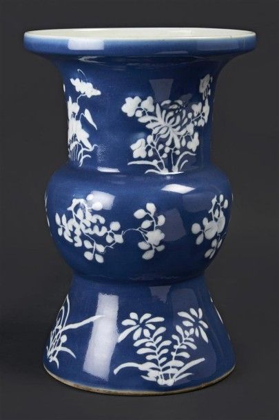 CHINE Vase de forme balustre en porcelaine à décor en blanc sur fond bleu de branches...