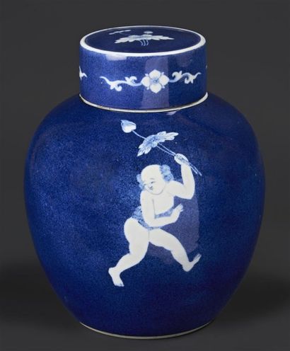 CHINE Pot à gingembre couvert en porcelaine de forme ovoïde à décor sur fond bleu...