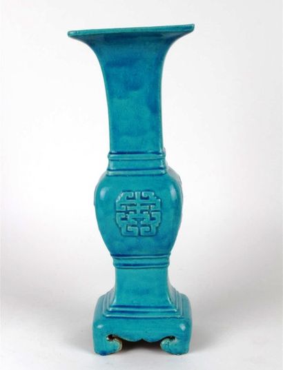 CHINE Vase de forme quadrangulaire balustre en biscuit émaillé bleu turquoise à décor...