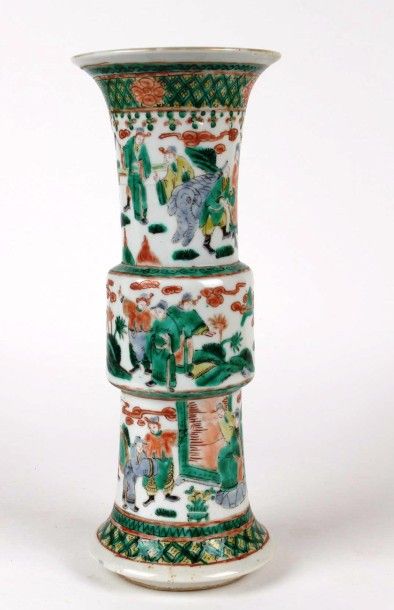 CHINE Vase de forme rouleau à décor polychrome, des émaux de la famille verte, de...