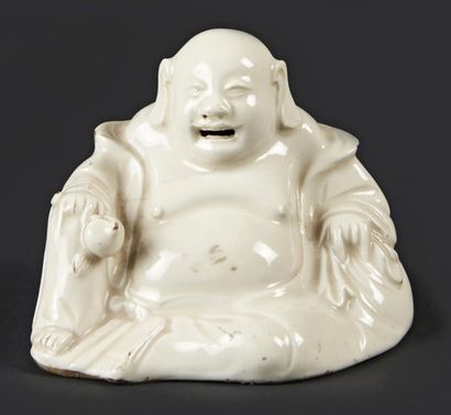 CHINE Statuette de Bouddha assis en blanc de Chine tenant une pêche dans la main...