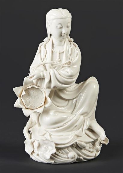 CHINE Figure de Guanyin en blanc de Chine, assise, tenant un sceptre ruyi et une...
